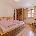 Atelier Garni Astei 招待所 格罗萨尔